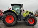 Vorne: Claas Axion 870 C-Matic Cebis Traktor