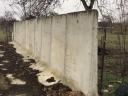 Concrete retaining wall