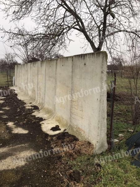 Concrete retaining wall