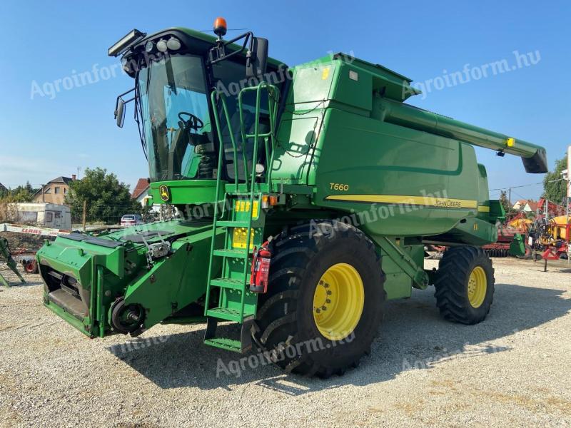 John Deere T660 combine