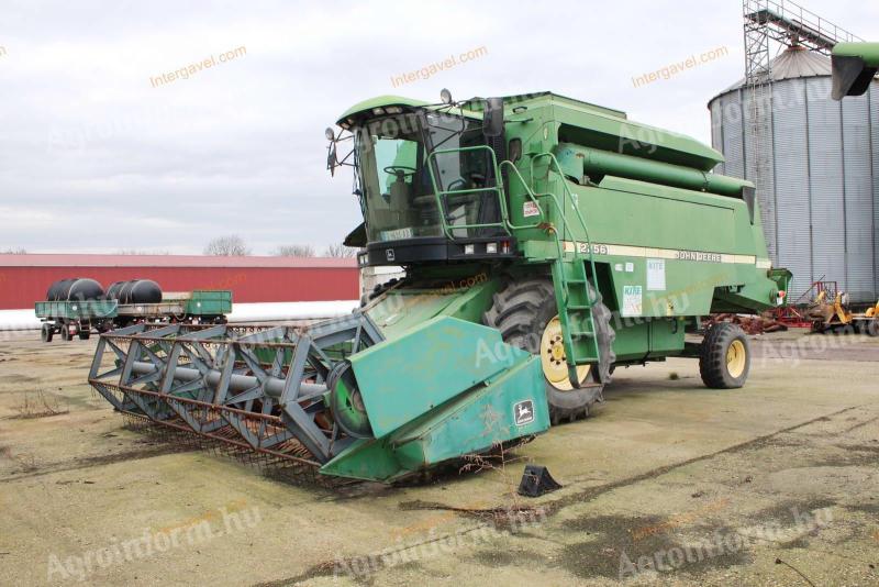 Cositoare John Deere 2256 cu masă de tăiere a cerealelor