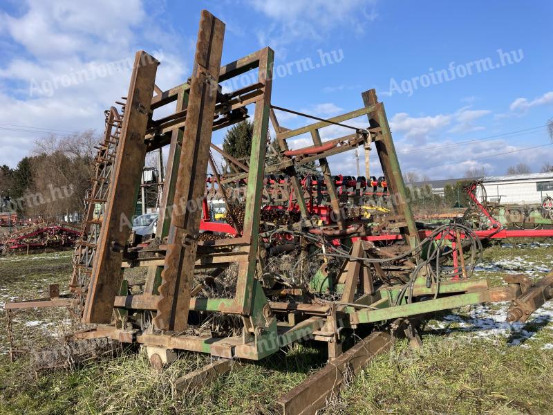 ZAHNGRADER - Bodenbearbeitungsmaschine mit Stahl-I-Träger und auf einer Zahnegge montiertem Bodenbearbeitungsgerät ZU VERKAUFEN