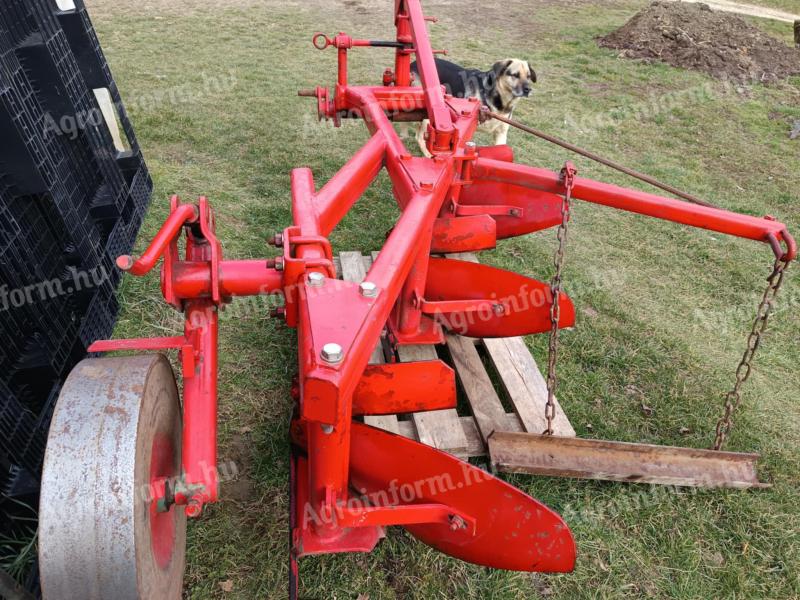 3-Kopf-Pflug mit Bodenvertiefung