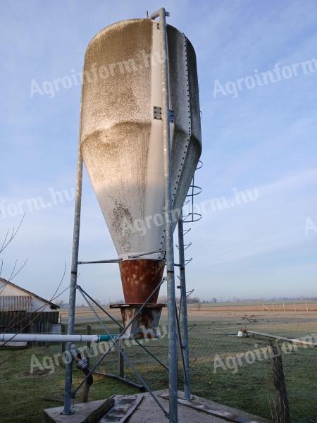 Feed storage silo