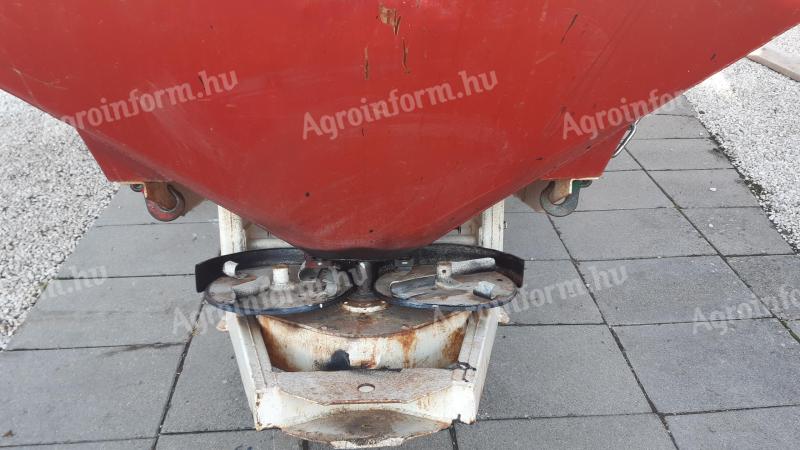 Fertilizer spreader