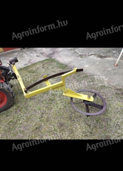 Opružna motika za mali traktor