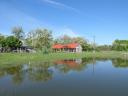 FARMHOUSE FOR SALE AT BELOW PRICE! 356.594 m² clean and safe, with a large private lake