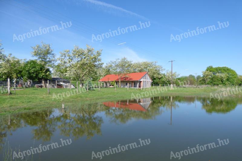 FARMHOUSE FOR SALE AT BELOW PRICE! 356.594 m² clean and safe, with a large private lake