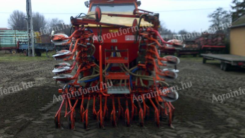 Gaspardo Primapi 400 type 4 metre, 32 row disc small seed drill with 32 rows