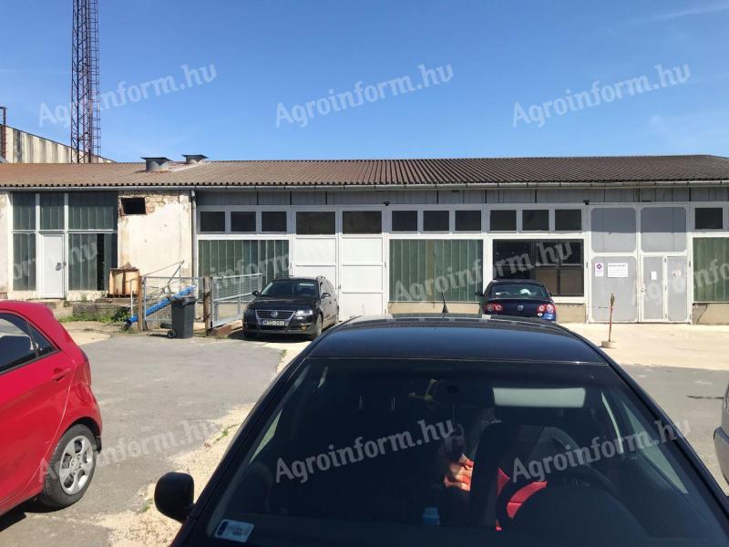 V Zalaegerszegu na parceli 11.086 m² 4.580 m² skupne pozidane površine za prodajo