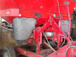 Kuhn Axis 40.1W vontatott műtrágyaszóró