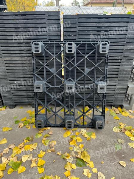 Used plastic pallets