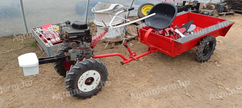 Enoosni mali traktor Briggs & Stratton (8 KM) s številnimi dodatki