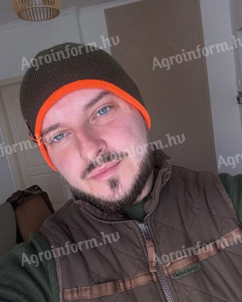Тражим посао возача трактора.