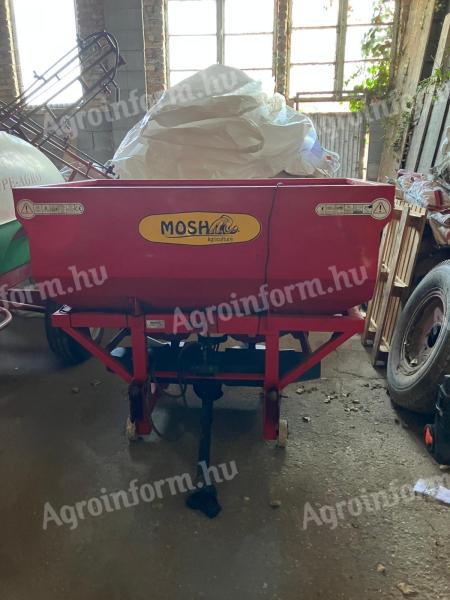 2 fertilizer spreaders for sale together for 300 000 Ft