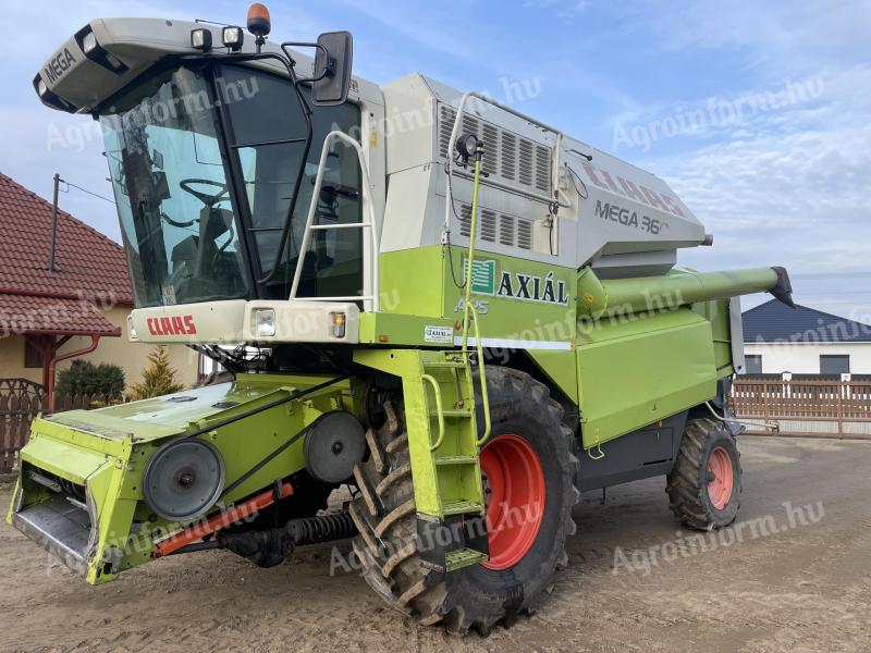 Claas Mega 360 action