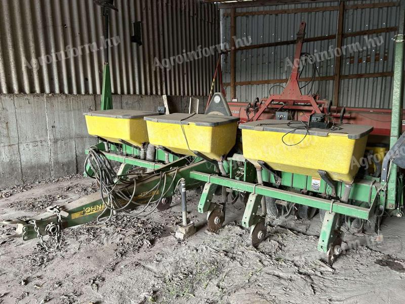 John Deere 1750 seed drill