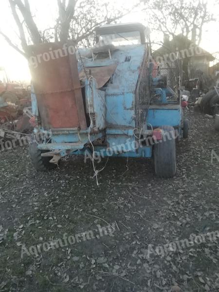 Small baler for sale K442