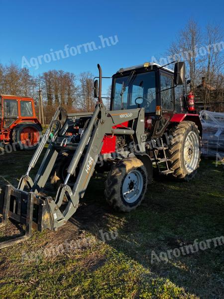 Traktor MTZ 820 s čelnim nakladalnikom KHR, star 2 leti