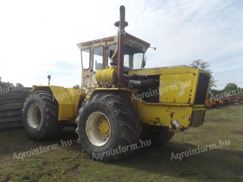 Rába Steiger 360 mit Cummins-Motor, bei Bedarf mit Arbeitsausrüstung