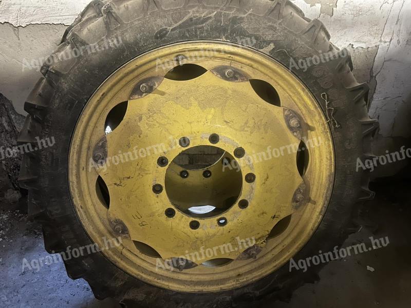 Na prodej John Deere Caterpillar wheel