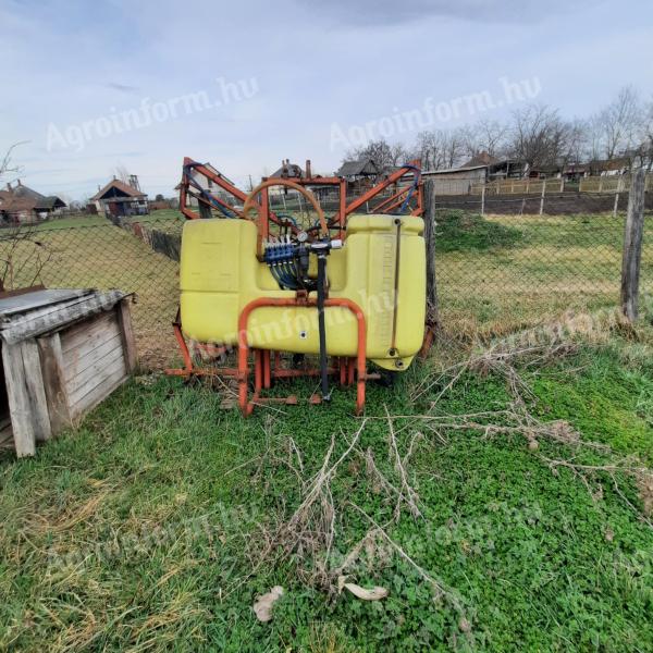 Závěsný postřikovač o objemu 600 litrů