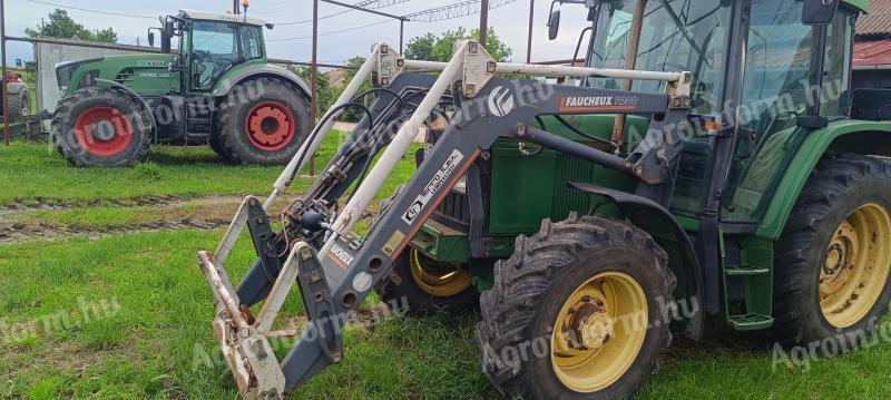 Takođe na prodaǰu sa utovarivačem J̌ohn Deere 6110