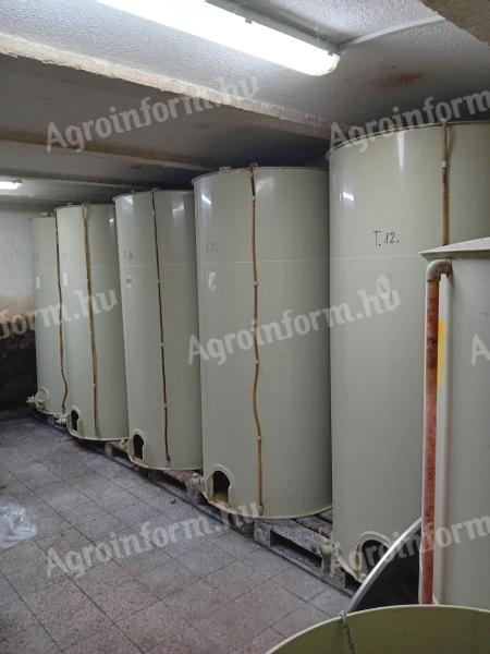 Wine tanks for sale: 1400 l and 1000 l