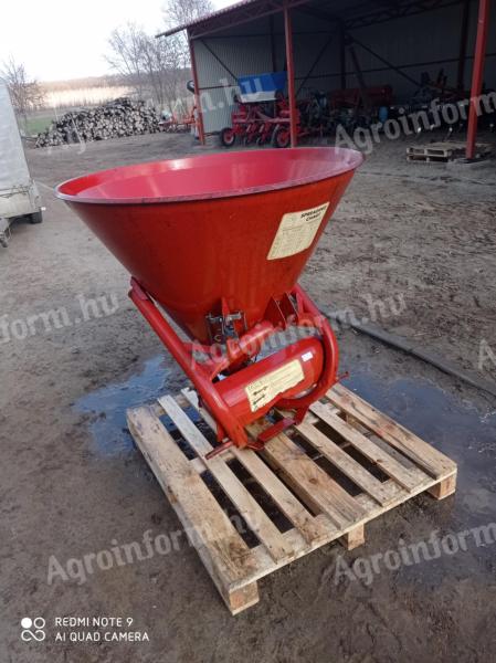 Fertilizer spreader