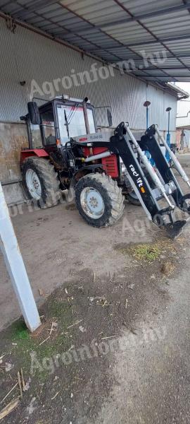 Traktor MTZ 820.4 s čelním nakladačem