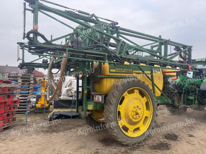 JOHN DEERE 624, ANHÄNGIGE Ackerspritze mit 27-Meter-Ausleger, 2400 Liter