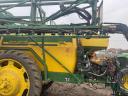 JOHN DEERE 624, VUČENA PRSKALICA SA 27 METARA GRUKE, 2400 LITARA