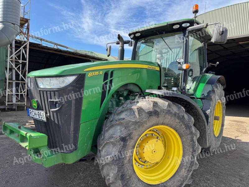 John Deere 8335 R - Agricultural tractor