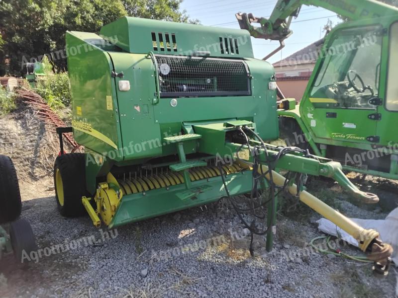 John Deere 568 net round baler