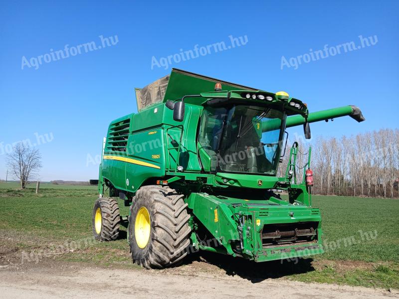 John Deere T660i combine