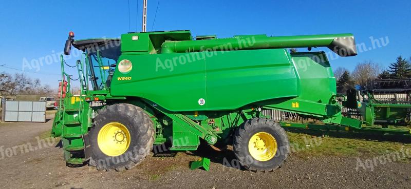 For sale John Deere W540 combine with sunflower and corn adapters