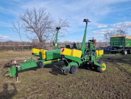 John Deere 1760 vontatott szemenkénti vetőgép
