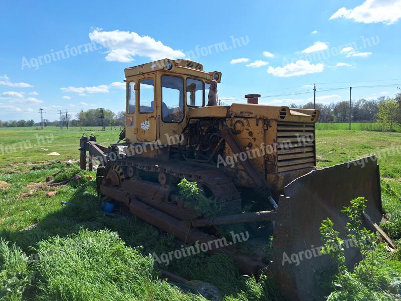 Dozér T130