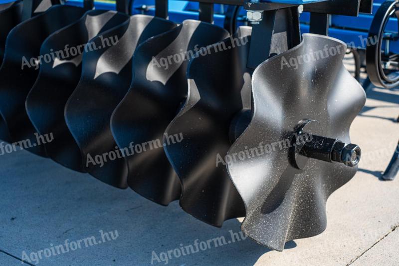 Nové secí stroje s 1 řadou disků vpředu, 4 řadami radliček, odpružené, hydraulické.