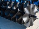 Nové secí stroje s 1 řadou disků vpředu, 4 řadami radliček, odpružené, hydraulické.