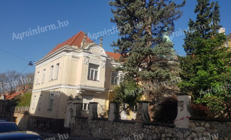 Vila od 430 m² u centru grada na parceli od 500 m², Pečuǰ, blizu trga Sečen̂i