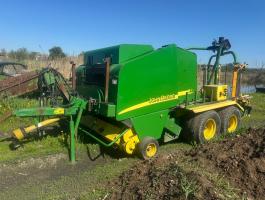 JOHN DEERE 578 BÁLÁZÓ BÁLACSOMAGOLÓVAL EGYBEN
