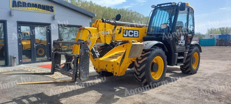 Prodaǰa teleskopski utovarivač J̌CB 540-140