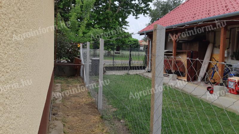 Žičana ograda, žičana mreža, žičana mreža, mreža za divljač, betonski stup, stup ograde, kapija, ogradni panel