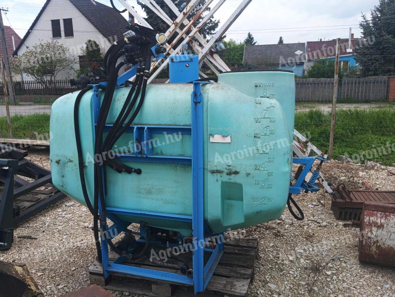 Bertou 800/12 field sprayer