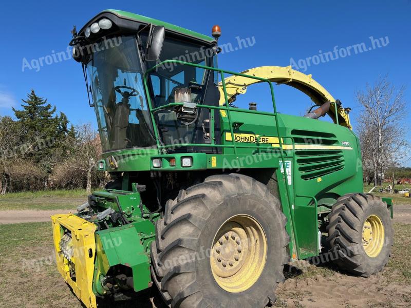 John Deere 7450 silage spreader