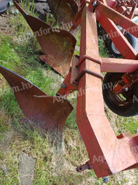 Triple IH plough for sale