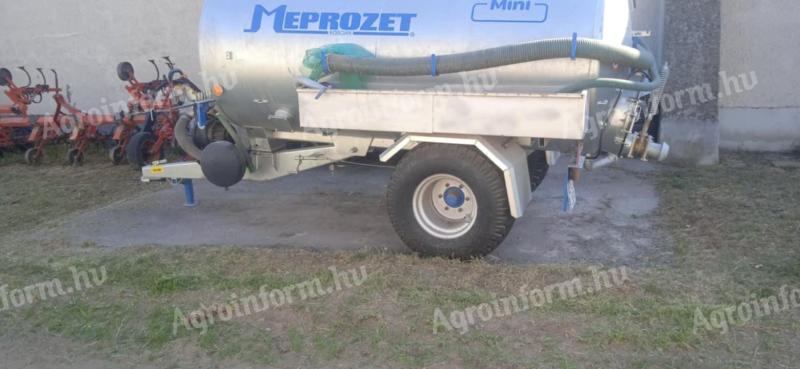 Prodaǰe se usisna prikolica Meprozet PN 50
