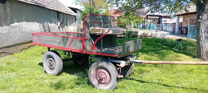Kočár tažený koňmi