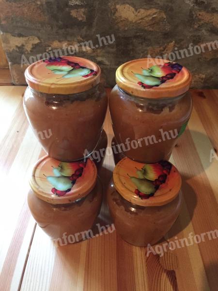 Homemade preserves: pumpkin paprika sauce without preservatives
